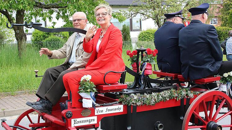 Schirmherrin des Feuerwehrfestes in Rannungen war die Bundestagsabgeordnete  Sabine Dittmar (SPD). Sie bekam beim Umzug einen Ehrenplatz auf der rot  gestrichenen uralten Feuerwehrspritze. Foto: Dieter Britz