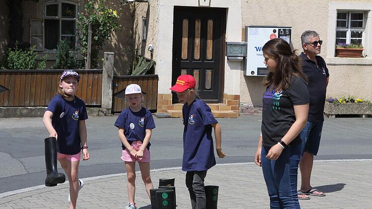 Für den Kinderfeuerwehrtag hatte sich die Freiwillige Feuerwehr Zeyern einige Spiele einfallen lassen. Foto: Michael Wunder