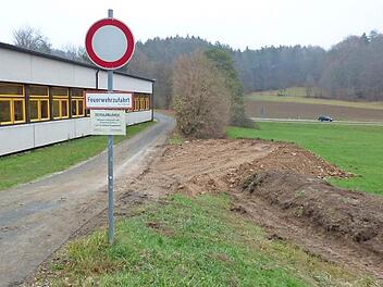 Auf der Wiese unterhalb des Gößweinsteiner Schulzentrums wird das Biomasseheizkraftwerk gebaut. Foto: Thomas Weichert