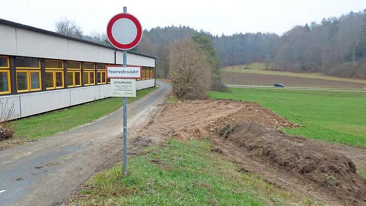Auf der Wiese unterhalb des Gößweinsteiner Schulzentrums wird das Biomasseheizkraftwerk gebaut. Foto: Thomas Weichert