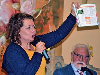 Die Gartenexpertin Brigitte Goss war zu Gast beim Erzählcafé im  Juliusspital und begeisterte ihre Zuhörer. Sie stellte auch einige ihrer  Bücher vor. Rechts auf dem Bild Eugen Albert, der die Erzählcafés  organisiert. Foto: Dieter Britz