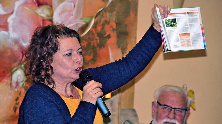 Die Gartenexpertin Brigitte Goss war zu Gast beim Erzählcafé im  Juliusspital und begeisterte ihre Zuhörer. Sie stellte auch einige ihrer  Bücher vor. Rechts auf dem Bild Eugen Albert, der die Erzählcafés  organisiert. Foto: Dieter Britz