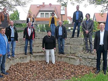 Die neuen Buttenheimer Marktgemeinderäte: (1. Reihe von links nach rechts): Jürgen Saffer, Irene Först und Bürgermeister Michael Karmann,2. Reihe: Norbert Motzelt, Gerd Büttner, Michael Ritter, Heinrich Bickel, 3. Reihe: Ute Schärmann, Stephanie Auer-Neuberg, Irmtraud Bayer und Christoph Schneider. Foto: Andrea Spörlein