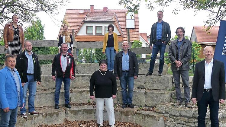 Die neuen Buttenheimer Marktgemeinderäte: (1. Reihe von links nach rechts): Jürgen Saffer, Irene Först und Bürgermeister Michael Karmann,2. Reihe: Norbert Motzelt, Gerd Büttner, Michael Ritter, Heinrich Bickel, 3. Reihe: Ute Schärmann, Stephanie Auer-Neuberg, Irmtraud Bayer und Christoph Schneider. Foto: Andrea Spörlein