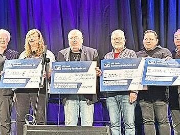Der komplette Erlös des Abends von 8000 Euro ging zu gleichen Teilen an vier lokale soziale Einrichtungen.