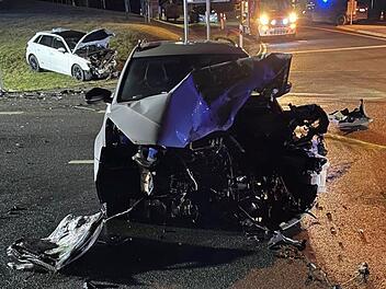 Niederfüllbach: Drei Verletzte bei Auto-Kollision auf B303 - Feuerwehreinsatz