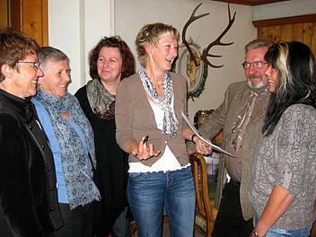 Margit Paulus, Barbara Plank, Heike Kowohl-Seiß, Siggi Wolt, Paul Gütle und Marianne Fleck (v. l.) sind ein engagiertes, stets gut gelauntes Team.  Foto: privat