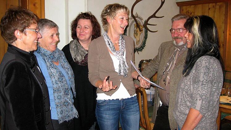 Margit Paulus, Barbara Plank, Heike Kowohl-Seiß, Siggi Wolt, Paul Gütle und Marianne Fleck (v. l.) sind ein engagiertes, stets gut gelauntes Team.  Foto: privat