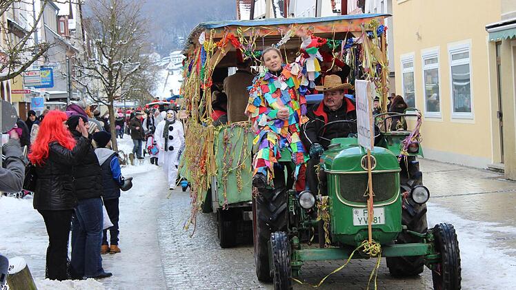 Auf dem Weg durch die Hauptstraße