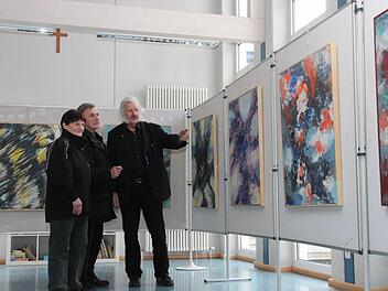 Künstlerischer Leiter der Ausstellung und Freund des Künstlers Ludwig Heymann Ingo Cesaro (rechts) spricht mit den Kindern des Malers, Artur Heymann und Gerlinde Brückner über die Bilder der Ausstellung. Fotos: Thomas Heuchling