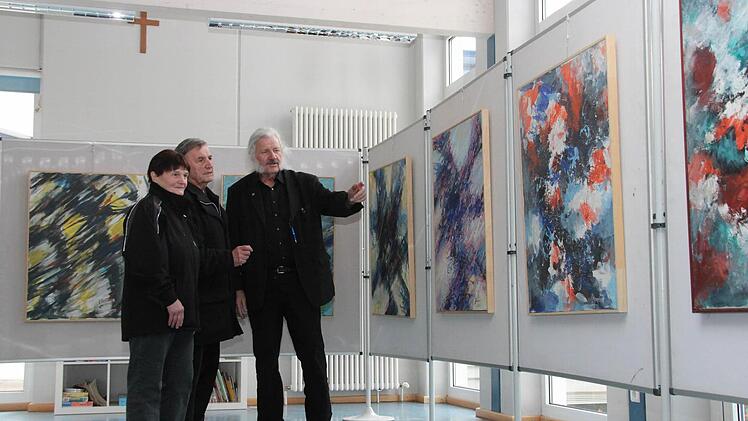 Künstlerischer Leiter der Ausstellung und Freund des Künstlers Ludwig Heymann Ingo Cesaro (rechts) spricht mit den Kindern des Malers, Artur Heymann und Gerlinde Brückner über die Bilder der Ausstellung. Fotos: Thomas Heuchling