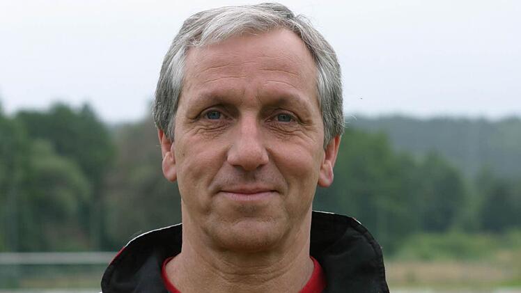 Wolfgang Lachmann unterstützt Fischer bei den Spielen an der Seitenlinie.