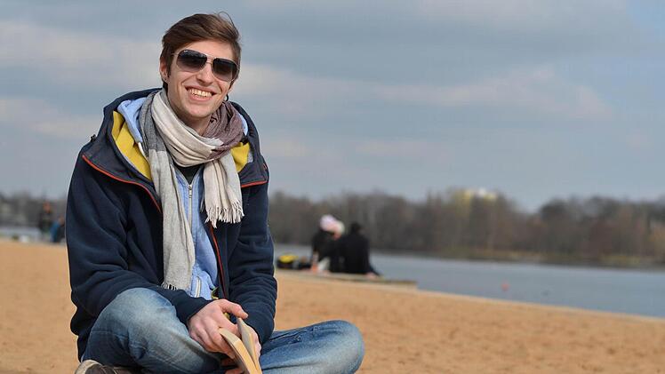 Nathanel Scherbauaer genießt den Sandstrand. Foto: Nikolas Pelke