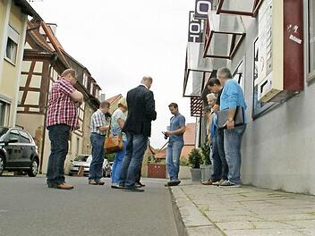 Das Zeiler Kino hätte gerne einen barrierefreien Zugang. Der Bauausschuss machte sich vor Ort ein Bild von den Möglichkeiten.  Foto: Sabine Weinbeer