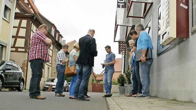 Das Zeiler Kino hätte gerne einen barrierefreien Zugang. Der Bauausschuss machte sich vor Ort ein Bild von den Möglichkeiten.  Foto: Sabine Weinbeer