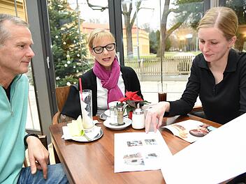 Gabor Ronay, Jeanine Ronay und Michaela Schraudt (von links) beim Pressegespräch in einem Café in Erlangen. Foto: Stefan Reinmann