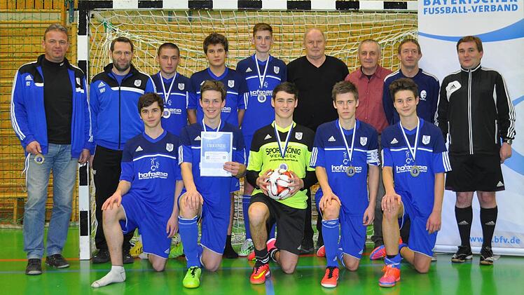 Die U-17 des TSV Münnerstadt holte sich verdient die Hallen-Kreismeisterschaft. Das Bild zeigt (hinten, von links) die Trainer Rainer Schmittzeh und Walter Fleischmann sowie Islam Ibragimov, Oliver Gißler, Peter Reuß, Kreisjuniorenleiter Rainer Lochmüller, Stadtrat Robert Pöche, Junioren-Spielgruppenleiter Markus Winterstein, Schiedsrichter-Lehrwart René van Eckert; (vorne, von links) Florian Eichler, Lukas Katzenberger, Kai Heusinger, Lukas Schmittzeh und Lars Wahl. Foto: Heiko Rebhan