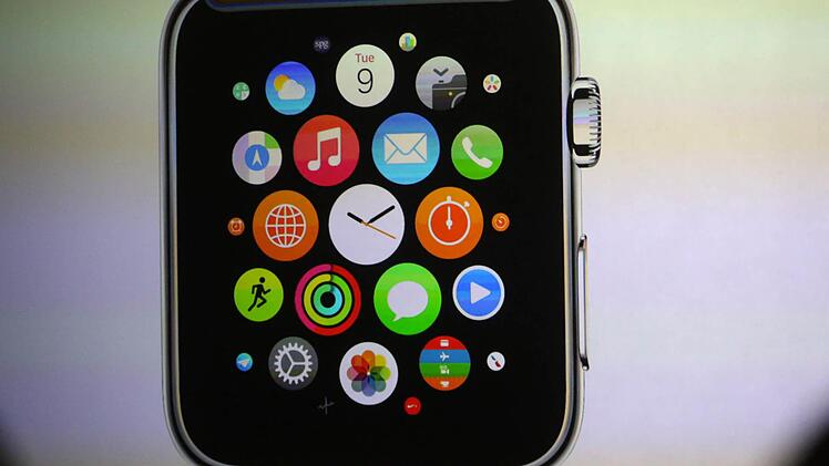So oder so ähnlich könnte Apples Uhr aussehen, die vielleicht den Markt der sogenannten Wearables verändert. Foto: Christoph Dernbach, dpa/Archiv