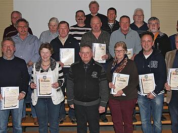 Für ihre langjährige Treue zum FC wurden einige Mitglieder geehrt für 25, 40 und 50 Jahre. Foto: Gerd Schaar