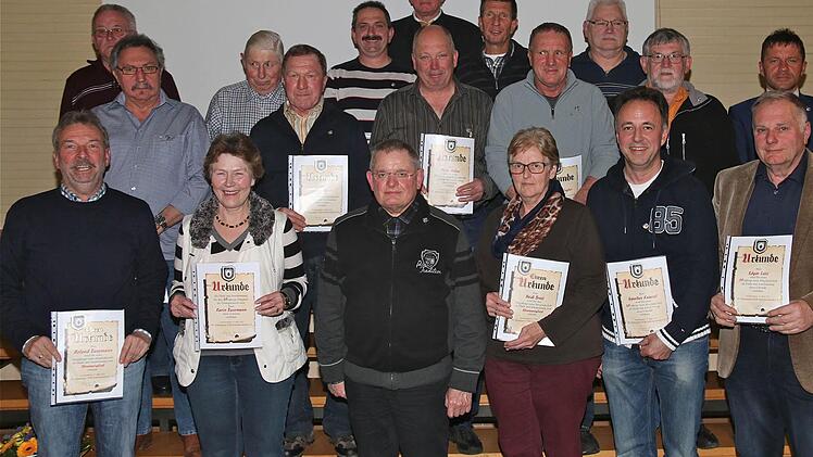 Für ihre langjährige Treue zum FC wurden einige Mitglieder geehrt für 25, 40 und 50 Jahre. Foto: Gerd Schaar