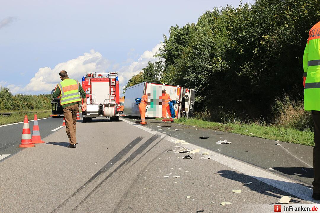 Unfall auf A73 bei Buttenheim: Lkw umgekippt