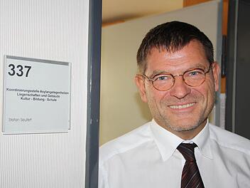 Stefan Seufert ist einfach nur einen Raum weiter gezogen, von Zimmer 337 aus koordiniert er alle Asylangelegenheiten. Foto: Ralf Ruppert