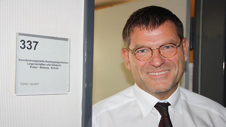 Stefan Seufert ist einfach nur einen Raum weiter gezogen, von Zimmer 337 aus koordiniert er alle Asylangelegenheiten. Foto: Ralf Ruppert