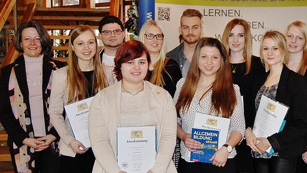 Die Schul- und Klassenbesten der Staatlichen Berufsschule wurden von Schulleiterin Karin Maywald (links) und Landrat Thomas Bold mit Staats- und Buchpreisen ausgezeichnet. Foto: Sigismund von Dobsch&uuml;tz