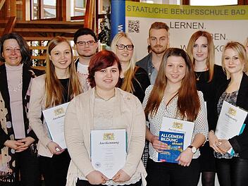 Die Schul- und Klassenbesten der Staatlichen Berufsschule wurden von Schulleiterin Karin Maywald (links) und Landrat Thomas Bold mit Staats- und Buchpreisen ausgezeichnet. Foto: Sigismund von Dobschütz