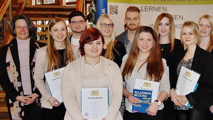 Die Schul- und Klassenbesten der Staatlichen Berufsschule wurden von Schulleiterin Karin Maywald (links) und Landrat Thomas Bold mit Staats- und Buchpreisen ausgezeichnet. Foto: Sigismund von Dobschütz