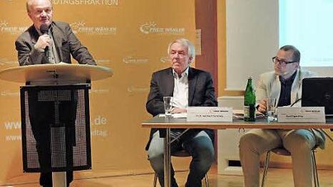 Nachdenklich Mienen bei den Freien W&auml;hlern, wenn es um TTIP und CETA geht. Im Point Center diskutierten (von links) MdL Dr. Hans J&uuml;rgen Fahn, Professor Heribert Schmitz und Karl Ilgenfritz &uuml;ber die Freihandelsabkommen.  Foto: Stefan Kritzer