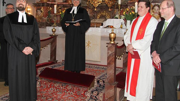 Daniel Städtler hatte wichtige Menschen, die ihn auf seinem Weg zurück in die Kirche begleiteten, als Zeugen mitgebracht.