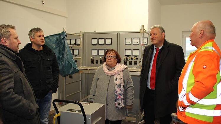 Der Bauausschuss inspizierte auch die  alte, analoge Steuerung (im Hindergrund). Eckehard Kiesewetter