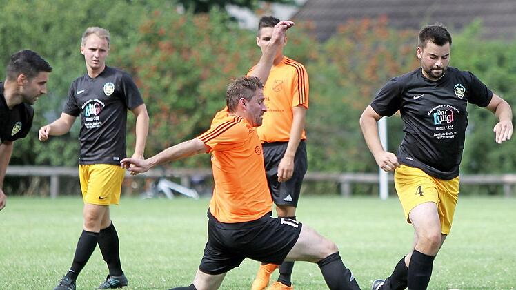 SC Lußberg - RSC Oberhaid 1:6. Der Lußberger Lukas Dietz (Mitte) spitzelt dem Oberhaider Matthias Hümmer (rechts) den Ball vom Fuß und stoppt dessen Sturmlauf. Fotos: Günther Geiling