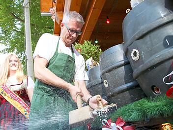 Nach drei Schlägen verkündete Oberbürgermeister Kirschstein: "Oogschochn is!."  Foto: Josef Hofbauer