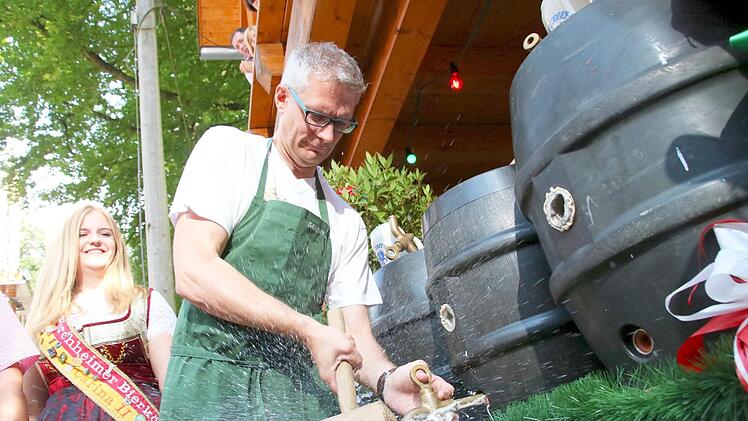 Nach drei Schlägen verkündete Oberbürgermeister Kirschstein: "Oogschochn is!."  Foto: Josef Hofbauer