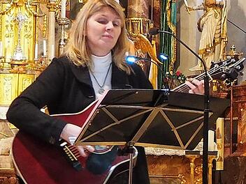 Silvia Wachter kommt mit ihrer Gitarre nach Küps. Foto: Archiv