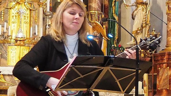 Silvia Wachter kommt mit ihrer Gitarre nach Küps. Foto: Archiv