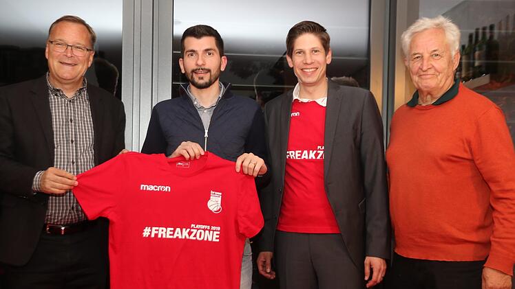 Auf die "fünfte Jahreszeit" freuen sich Oberbürgermeister Andreas Starke, Headcoach Federico Perego, Geschäftsführer Arne Dirks und Präsident Norbert Sieben (von links). Foto: Bertram Wagner