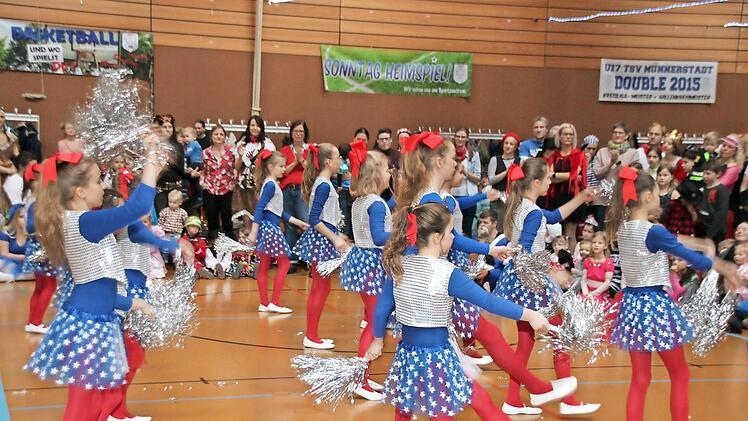 Die Sternchengarde der Kolpingsfamilie Münnerstadt gehörte zu den Showeinlagen beim Kinderfasching in der Mehrzweckhalle.