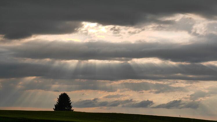 Dunkle Regenwolken über Oberbayern