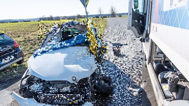 Frontalzusammensto&szlig; mit Lastwagen: Junge Frau stirbt, mehrere Verletzte