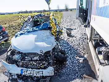 Frontalzusammensto&szlig; mit Lastwagen: Junge Frau stirbt, mehrere Verletzte