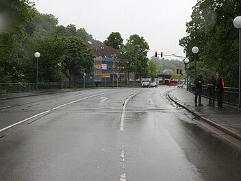 Die Alexandrinenbrücke von der Löwenstraße aus gesehen. Deutlich zu erkennen ist die beschädigte Asphaltschicht. Ab Montag wird die Brücke repariert. Dann können Autofahrer nur noch in dieser Richtung die Brücke passieren. Fahrer in Gegenrichtung müssen über die Mohrenstraße oder den Sonntagsanger ausweichen. Die Bauarbeiten dauern voraussichtlich bis Oktober. Foto: Simone Bastian
