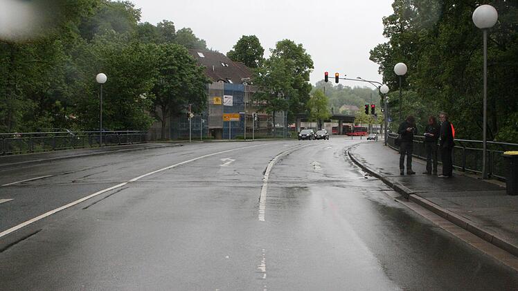 Die Alexandrinenbrücke von der Löwenstraße aus gesehen. Deutlich zu erkennen ist die beschädigte Asphaltschicht. Ab Montag wird die Brücke repariert. Dann können Autofahrer nur noch in dieser Richtung die Brücke passieren. Fahrer in Gegenrichtung müssen über die Mohrenstraße oder den Sonntagsanger ausweichen. Die Bauarbeiten dauern voraussichtlich bis Oktober. Foto: Simone Bastian