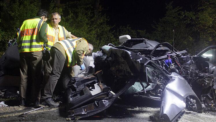 Bei einem schrecklichen Unfall am frühen Samstagmorgen sind bei Mistelgau (Kreis Bayreuth) drei junge Menschen und ein 40-Jähriger ums Leben gekommen. Fotos: News5/Herse