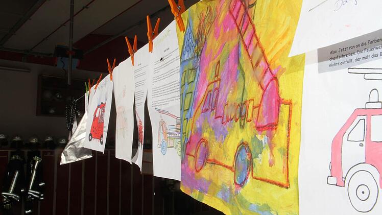 Um 11 Uhr wurde eine Ausstellung mit Kinderbildern eröffnet.