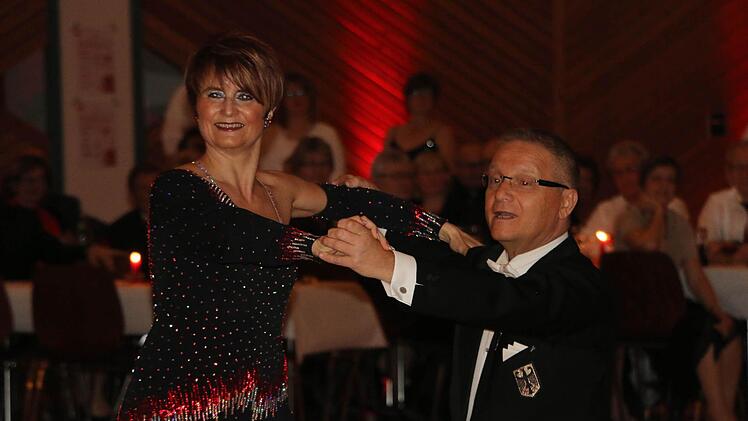 Ein besonderes Highlight des Rosenballs setzten Andrea Naumann und Jean-Marc Kle´ment, die neunfachen Deutschen Meister im Rollstuhltanz mit ihrem Show-Auftritt.