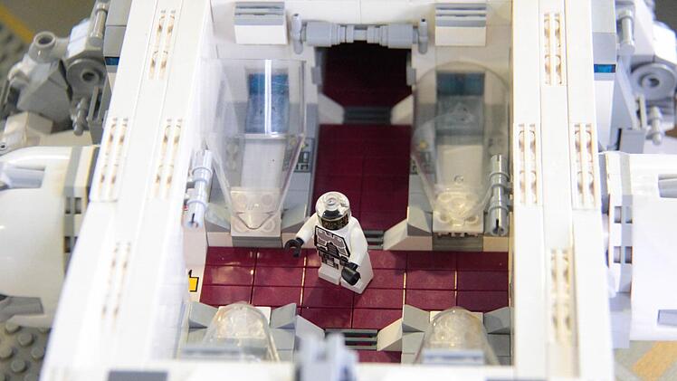 Blick in ein Lego-Raumschiff.