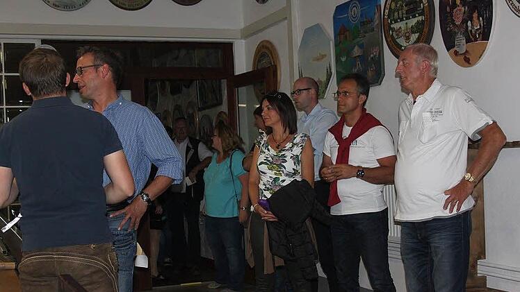 Warteschlange an den Schießständen. Mit im Bild Frank Förtsch (Zweiter von rechts), Chefredakteur bei der Mediengruppe Oberfranken. Foto: Veronika Schadeck